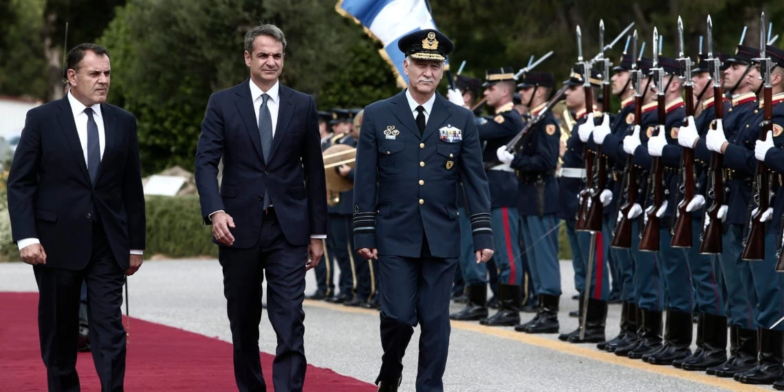 «Φορτωμένος» με δώρα έφυγε ο Μητσοτάκης από το υπ. Άμυνας – Τι του έδωσε ο Α/ΓΕΕΘΑ